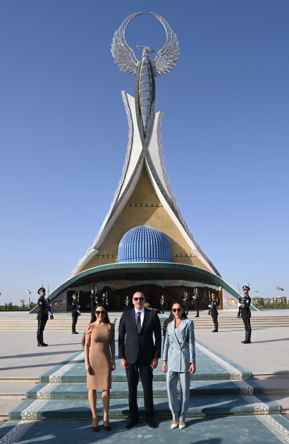 President Ilham Aliyev, First Lady Mehriban Aliyeva, their daughter Leyla Aliyeva visit Independence Monument in Tashkent (PHOTO/VIDEO)