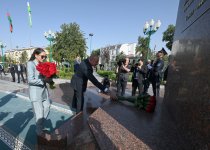 President Ilham Aliyev, First Lady Mehriban Aliyeva, their daughter Leyla Aliyeva lay flowers at bas-relief of National Leader Heydar Aliyev in Tashkent (PHOTO/VIDEO)