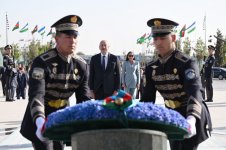 President Ilham Aliyev, First Lady Mehriban Aliyeva, their daughter Leyla Aliyeva visit Independence Monument in Tashkent (PHOTO/VIDEO)