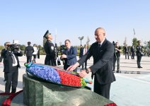 President Ilham Aliyev, First Lady Mehriban Aliyeva, their daughter Leyla Aliyeva visit Independence Monument in Tashkent (PHOTO/VIDEO)