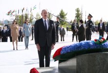 President Ilham Aliyev, First Lady Mehriban Aliyeva, their daughter Leyla Aliyeva visit Independence Monument in Tashkent (PHOTO/VIDEO)