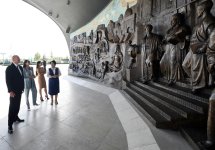 President Ilham Aliyev, First Lady Mehriban Aliyeva, their daughter Leyla Aliyeva visit Independence Monument in Tashkent (PHOTO/VIDEO)