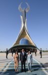 President Ilham Aliyev, First Lady Mehriban Aliyeva, their daughter Leyla Aliyeva visit Independence Monument in Tashkent (PHOTO/VIDEO)