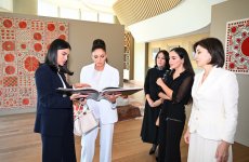 First Lady Mehriban Aliyeva, First Lady Ziroatkhon Mirziyoyeva visit exhibition in Tashkent and view collection of Uzbek national costumes (PHOTO/VIDEO)