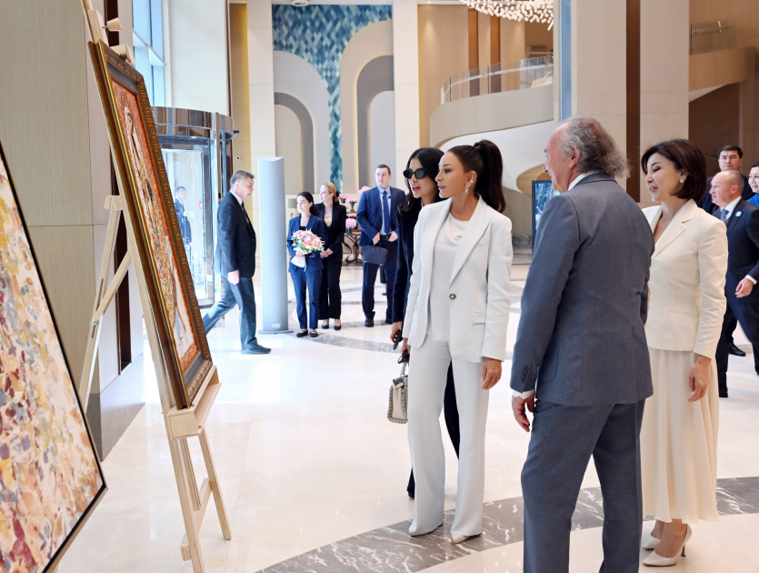 First Lady Mehriban Aliyeva, First Lady Ziroatkhon Mirziyoyeva visit exhibition in Tashkent and view collection of Uzbek national costumes (PHOTO/VIDEO)