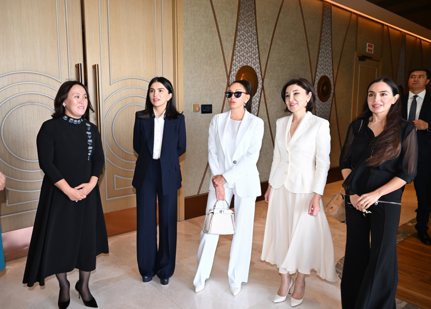 First Lady Mehriban Aliyeva, First Lady Ziroatkhon Mirziyoyeva visit exhibition in Tashkent and view collection of Uzbek national costumes (PHOTO/VIDEO)