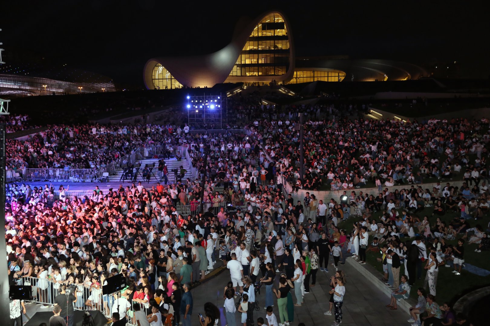 Final concert of Summer Festival held at Heydar Aliyev Center park (PHOTO/VIDEO)