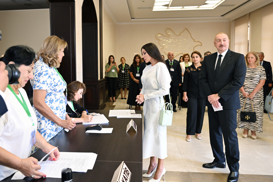 President Ilham Aliyev, First Lady Mehriban Aliyeva, their daughter Leyla Aliyeva cast votes in parliamentary elections (PHOTO/VIDEO)