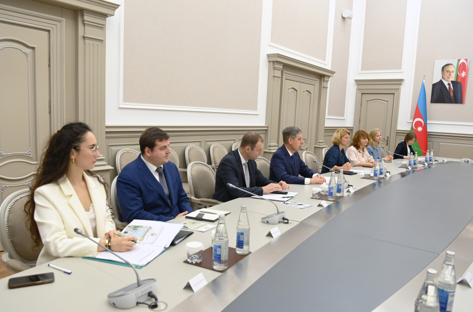 Azerbaijani deputy PM holds meeting with Russian agriculture minister (PHOTO)