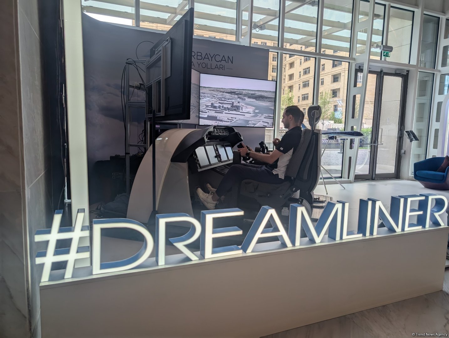 Dreamliner from AZAL and Boeing: Put your skills to test as pilot in simulator (PHOTO)