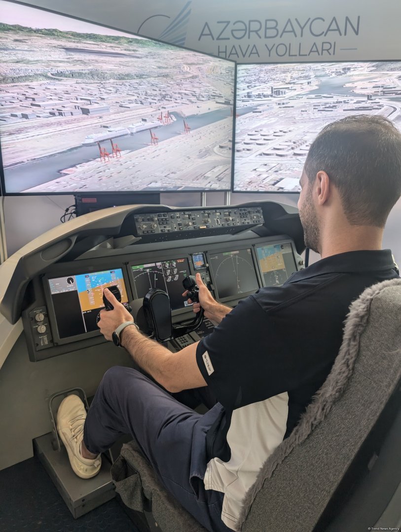 Dreamliner from AZAL and Boeing: Put your skills to test as pilot in simulator (PHOTO)