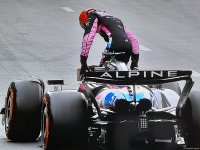 Technical problem turns into end route for one vehicle in third free race of Formula 1 teams' race (PHOTO)