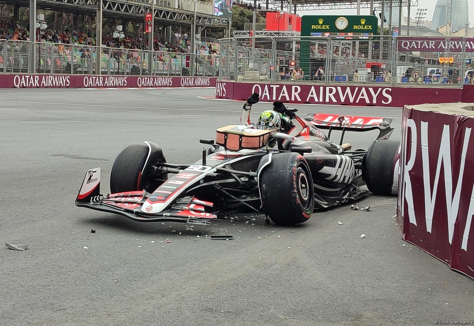 Crash shatters one of cars during Formula 1 team's third practice session in Baku (PHOTO/VIDEO)