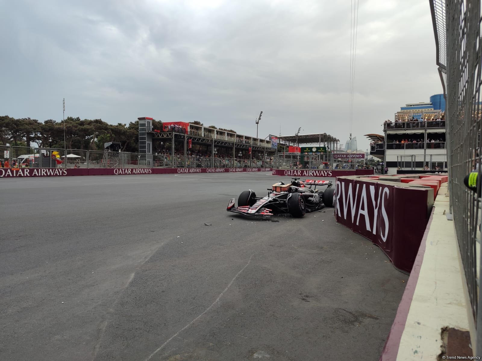 Crash shatters one of cars during Formula 1 team's third practice session in Baku (PHOTO/VIDEO)