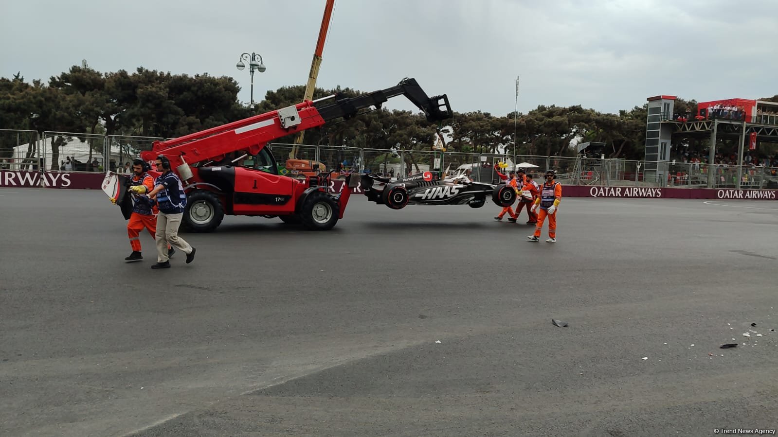 Crash shatters one of cars during Formula 1 team's third practice session in Baku (PHOTO/VIDEO)