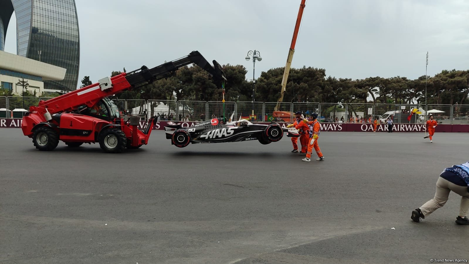 Crash shatters one of cars during Formula 1 team's third practice session in Baku (PHOTO/VIDEO)