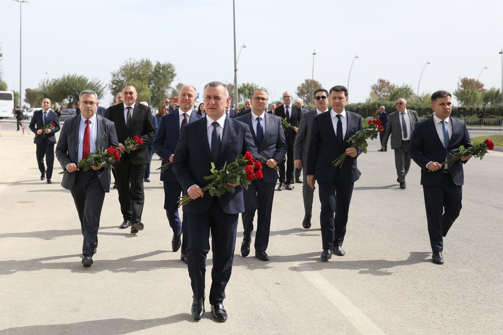 Azerbaijani health ministry's leadership and staff pay visit to Victory Park (PHOTO)