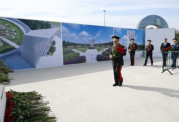 Azerbaijani defense ministry's leadership visit Victory Park on Remembrance Day (PHOTO)