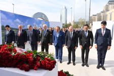 Azerbaijani parliament officials visit Victory Park (PHOTO)