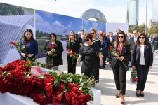 Azerbaijani parliament officials visit Victory Park (PHOTO)