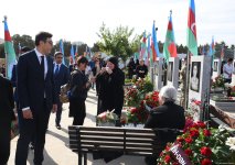 Azerbaijani people pay tribute to Second Karabakh War martyrs (PHOTO)