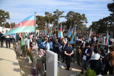 Azerbaijani people pay tribute to Second Karabakh War martyrs (PHOTO)