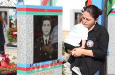Azerbaijani people pay tribute to Second Karabakh War martyrs (PHOTO)