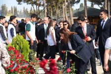 Azerbaijani people pay tribute to Second Karabakh War martyrs (PHOTO)