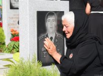 Azerbaijani people pay tribute to Second Karabakh War martyrs (PHOTO)