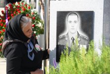 Azerbaijani people pay tribute to Second Karabakh War martyrs (PHOTO)
