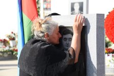 Azerbaijani people pay tribute to Second Karabakh War martyrs (PHOTO)