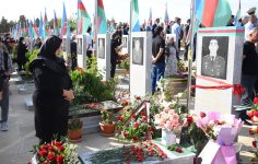 Azerbaijani people pay tribute to Second Karabakh War martyrs (PHOTO)