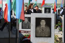 Azerbaijani people pay tribute to Second Karabakh War martyrs (PHOTO)