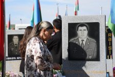 Azerbaijani people pay tribute to Second Karabakh War martyrs (PHOTO)