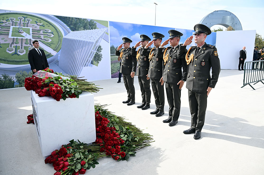 Azerbaijani defense ministry's leadership visit Victory Park on Remembrance Day (PHOTO)