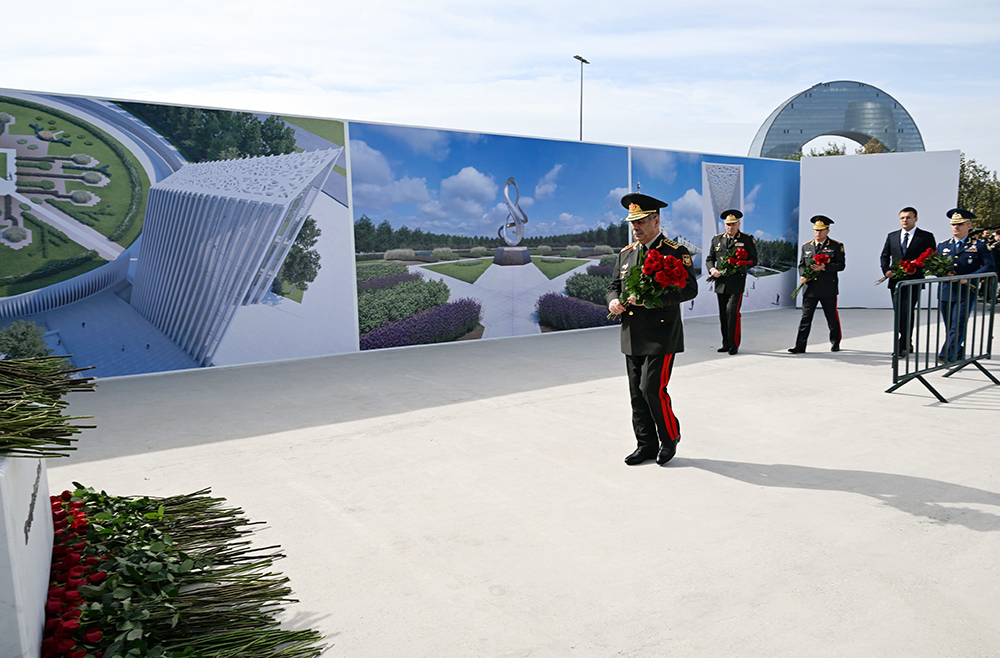 Azerbaijani defense ministry's leadership visit Victory Park on Remembrance Day (PHOTO)