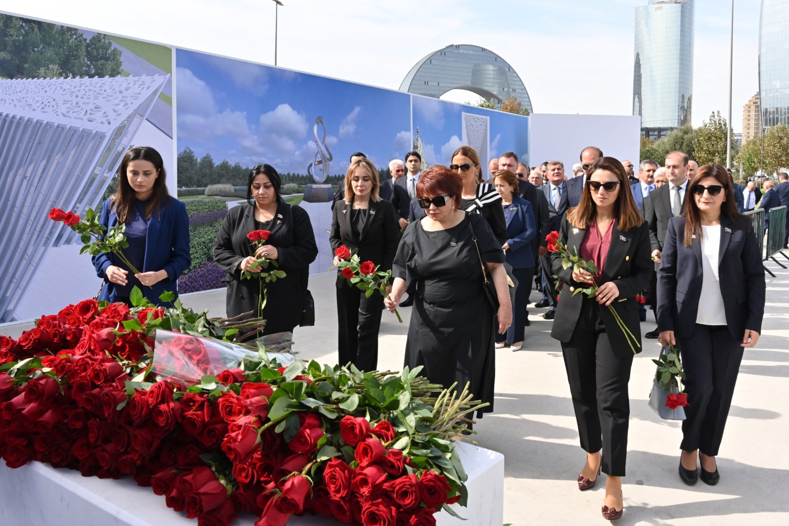 Azerbaijani parliament officials visit Victory Park (PHOTO)