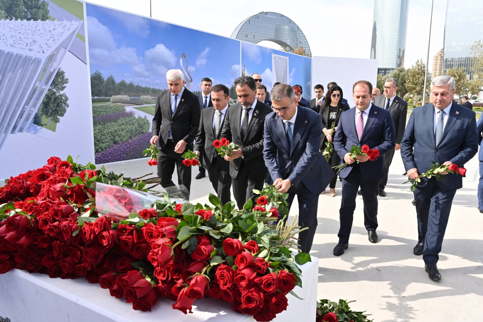 Azerbaijani parliament officials visit Victory Park (PHOTO)