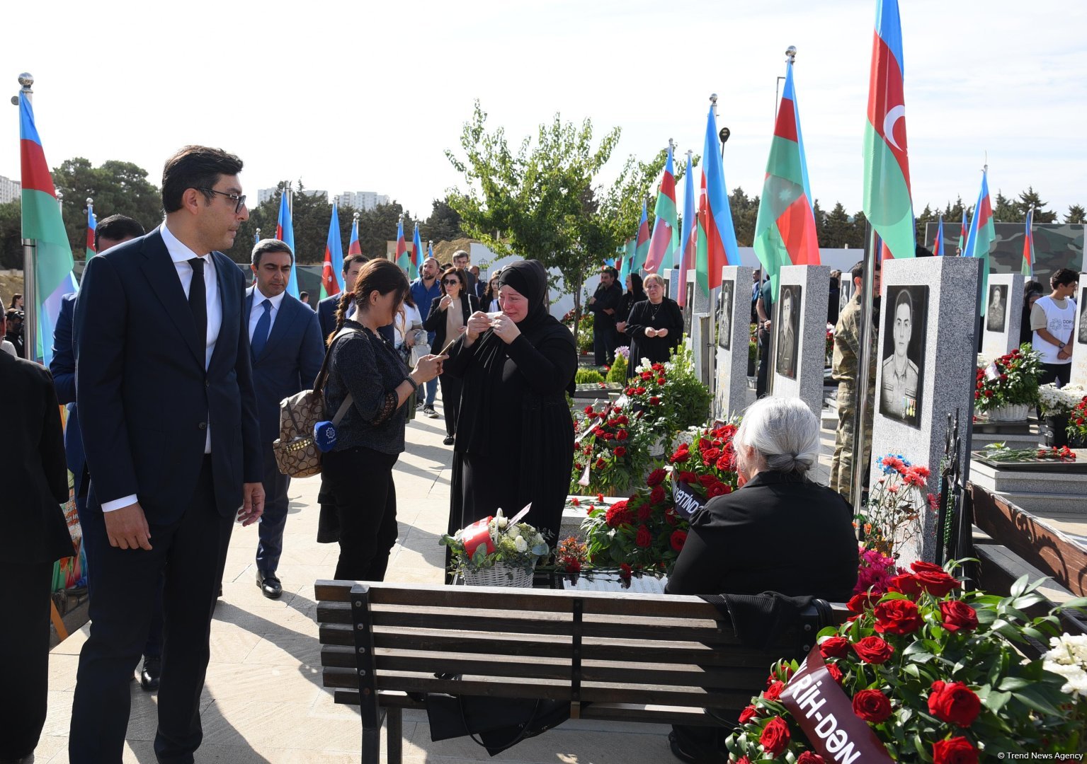 Azerbaijani people pay tribute to Second Karabakh War martyrs (PHOTO)