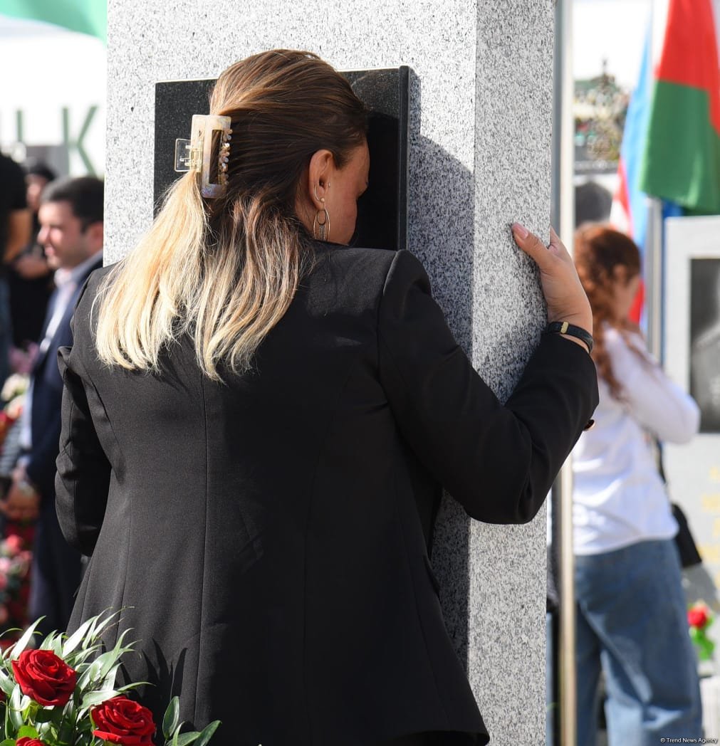 Azerbaijani people pay tribute to Second Karabakh War martyrs (PHOTO)