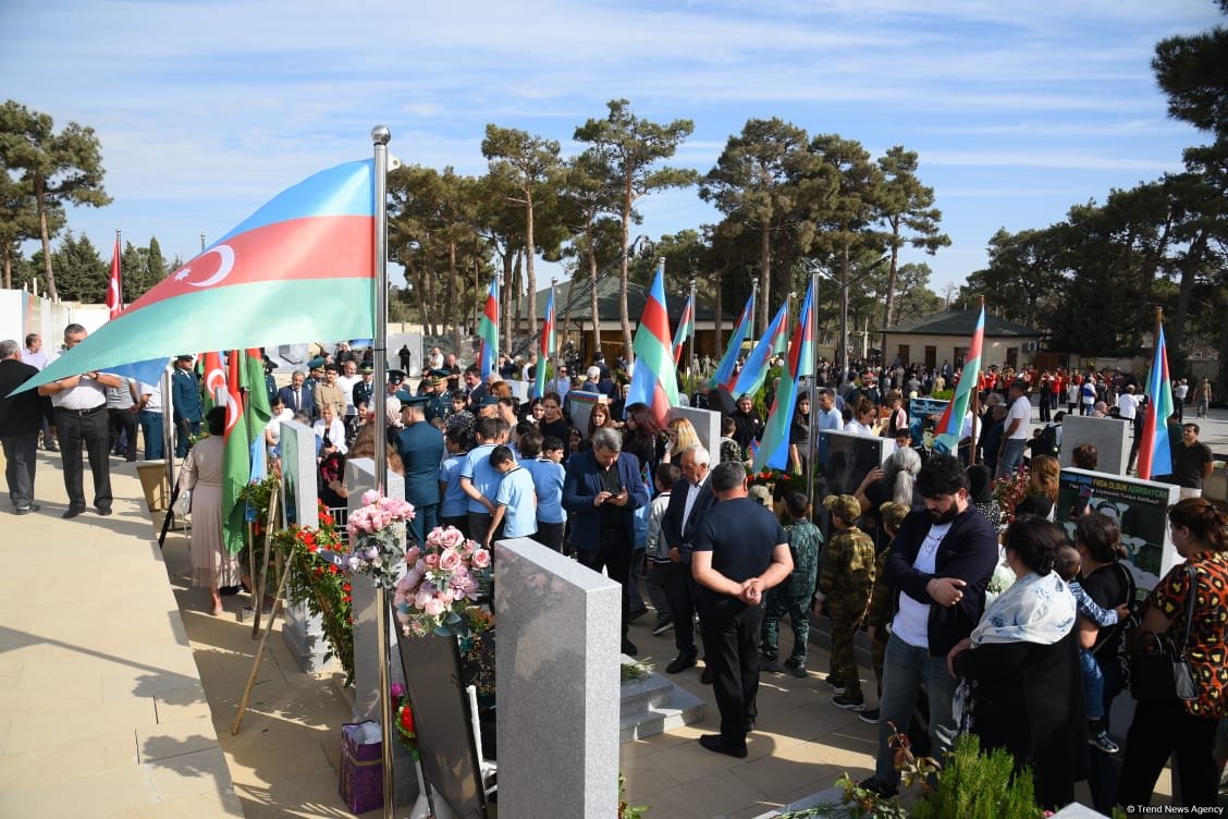 Azerbaijani people pay tribute to Second Karabakh War martyrs (PHOTO)