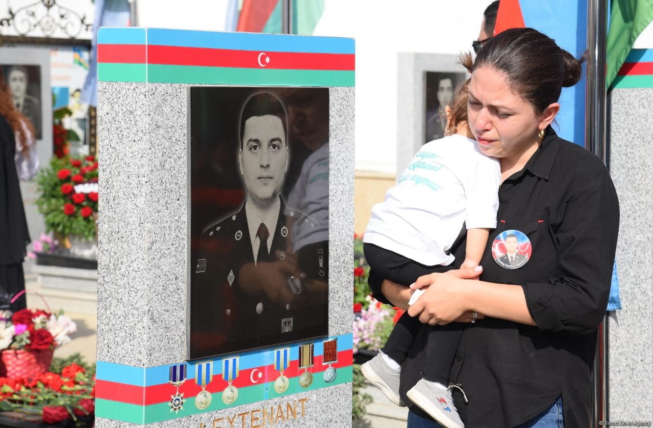 Azerbaijani people pay tribute to Second Karabakh War martyrs (PHOTO)