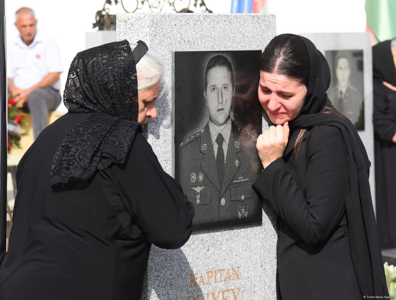 Azerbaijani people pay tribute to Second Karabakh War martyrs (PHOTO)