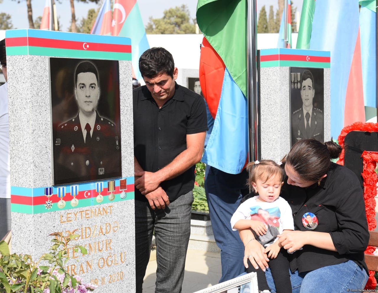 Azerbaijani people pay tribute to Second Karabakh War martyrs (PHOTO)