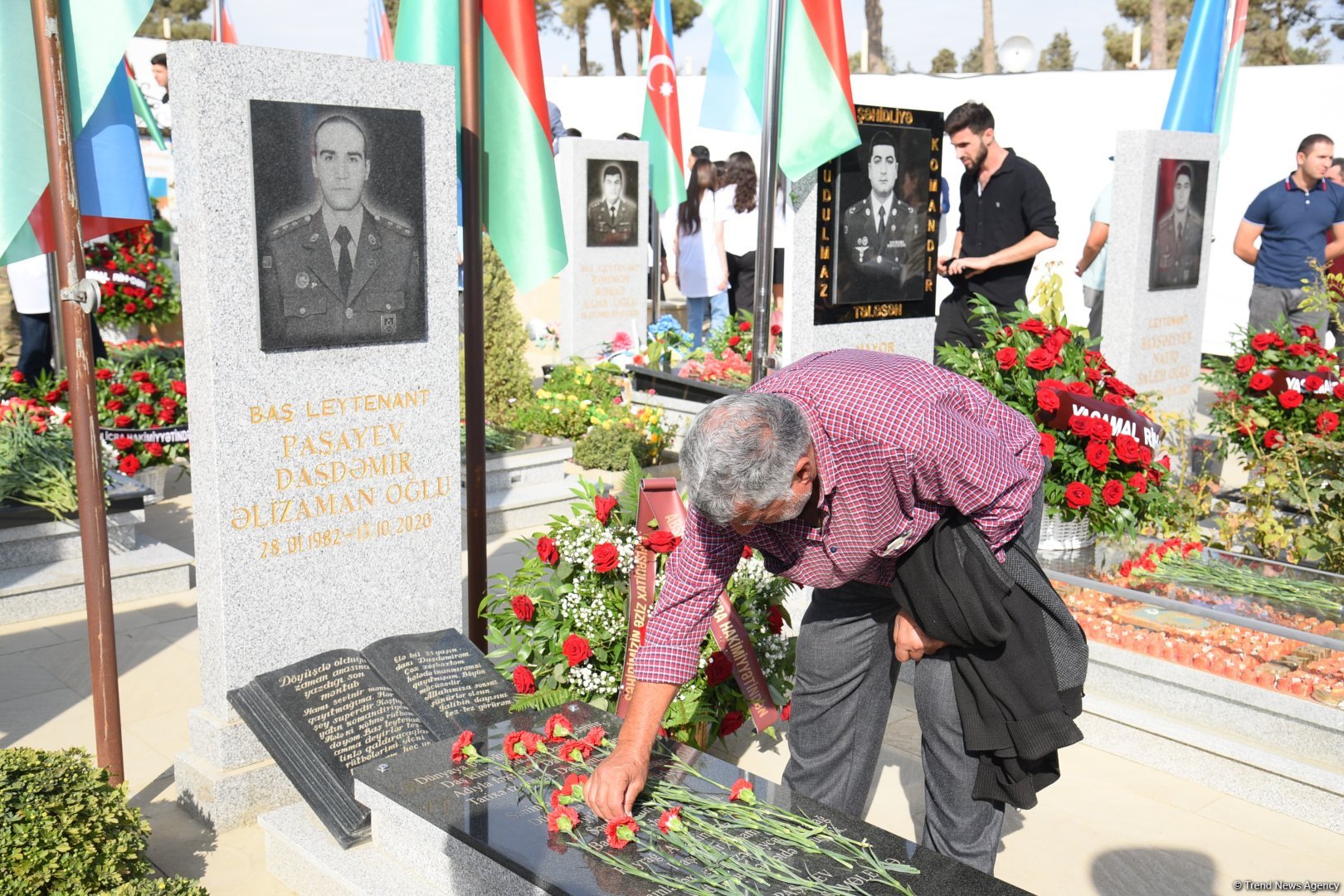 Azerbaijani people pay tribute to Second Karabakh War martyrs (PHOTO)