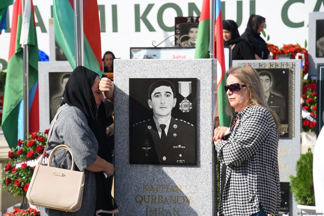 Azerbaijani people pay tribute to Second Karabakh War martyrs (PHOTO)