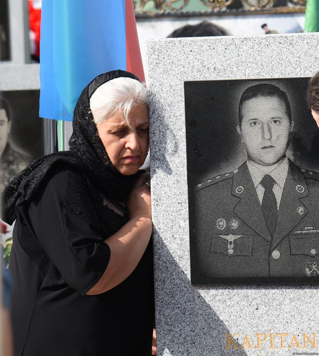 Azerbaijani people pay tribute to Second Karabakh War martyrs (PHOTO)