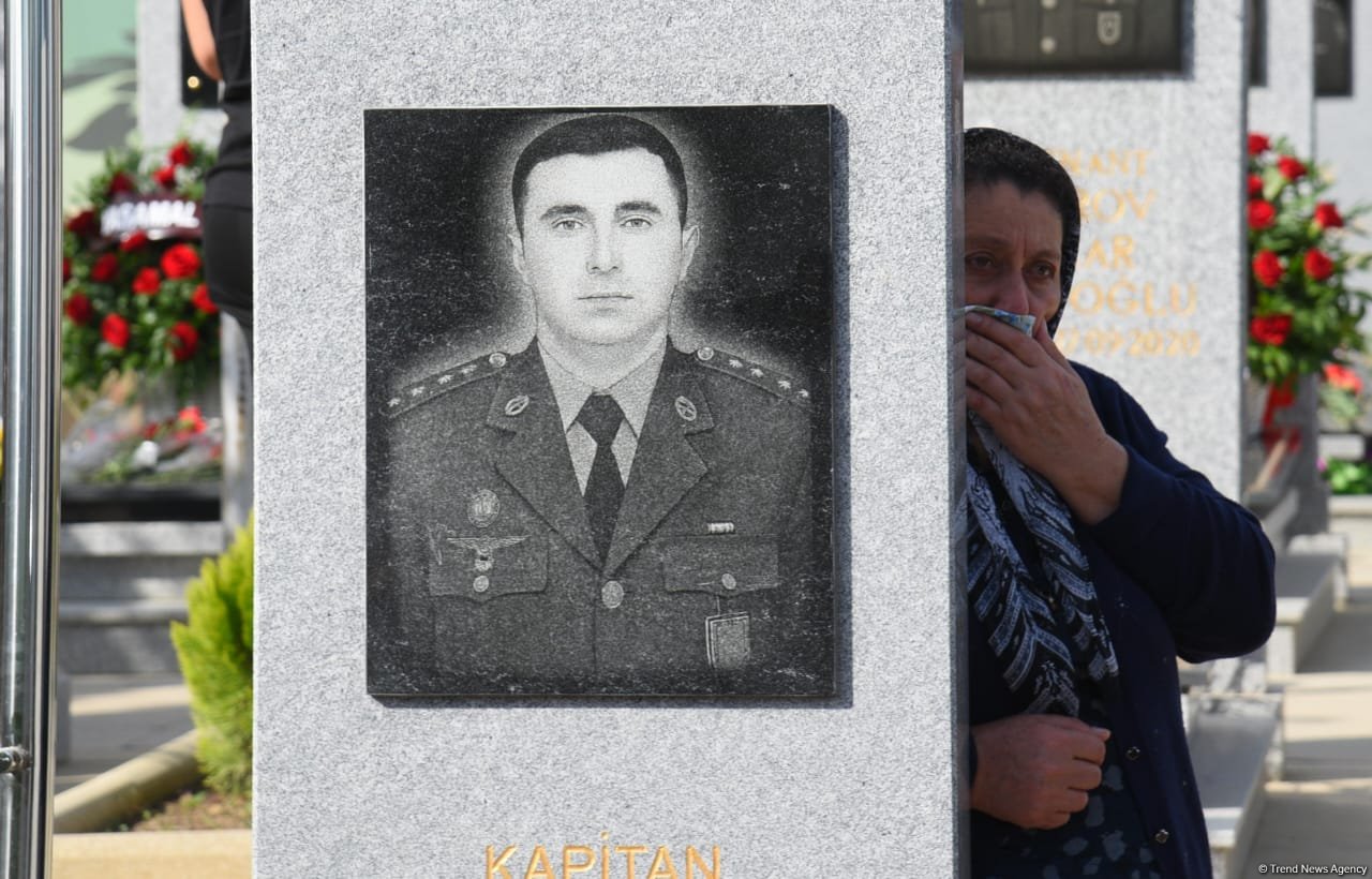Azerbaijani people pay tribute to Second Karabakh War martyrs (PHOTO)