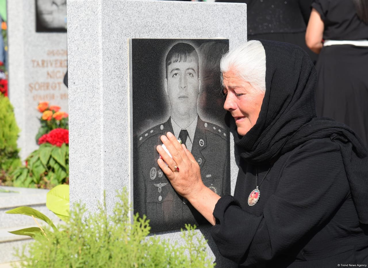 Azerbaijani people pay tribute to Second Karabakh War martyrs (PHOTO)