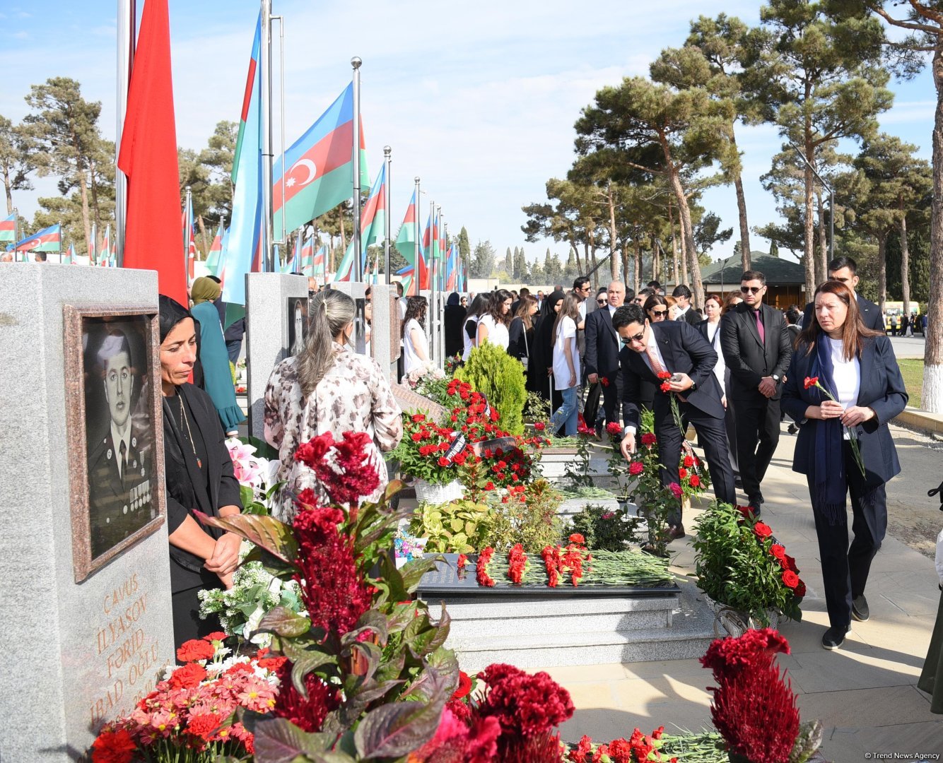 Azerbaijani people pay tribute to Second Karabakh War martyrs (PHOTO)